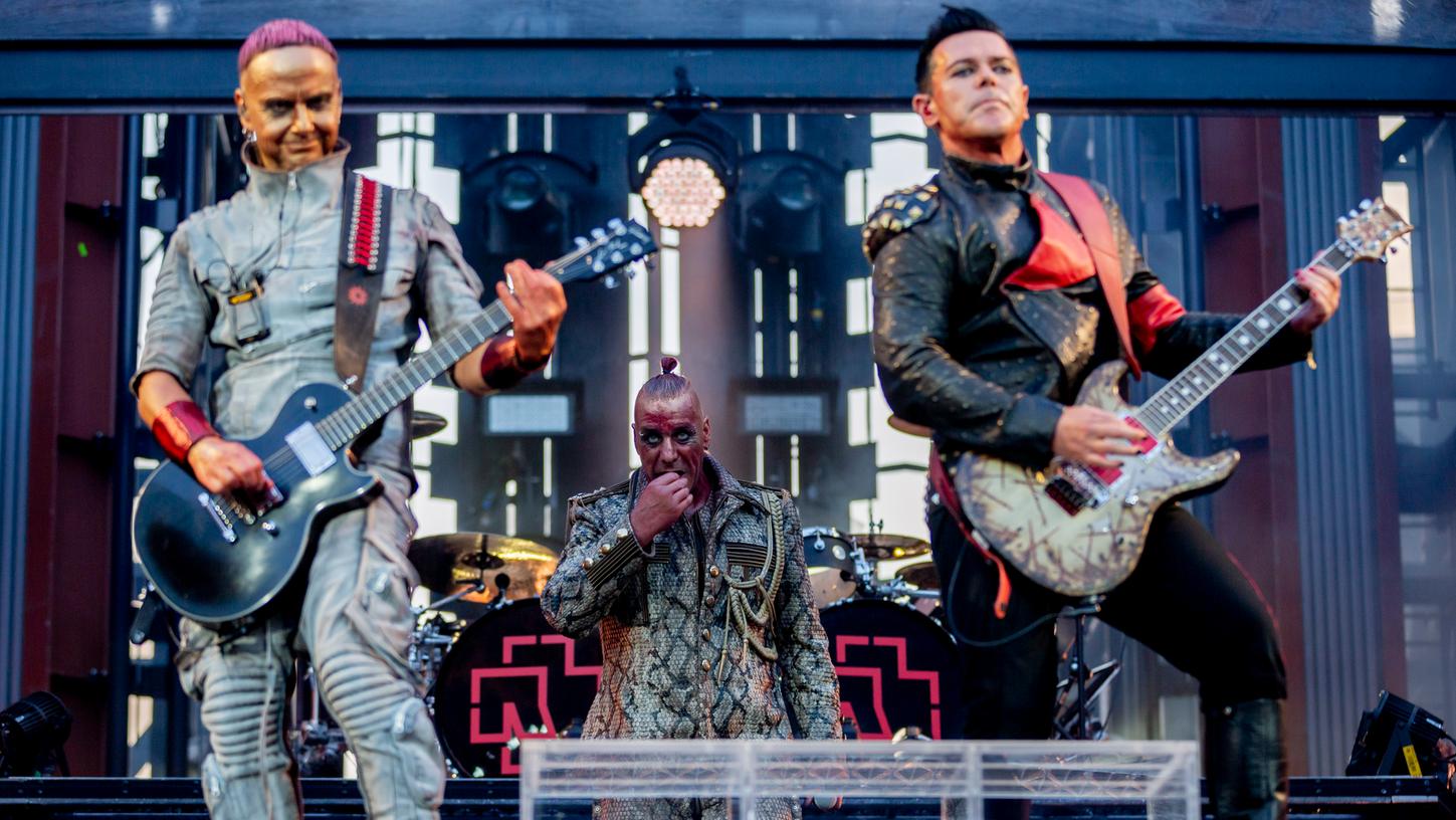 Im Laufe des Jahres blieb das neue Rammstein-Album mit Songs wie "Deutschland", "Ausländer", "Sex", "Tattoo" und "Zeig dich" vier Wochen an der Spitze und kam auf 18 Top-Ten-Wochen.