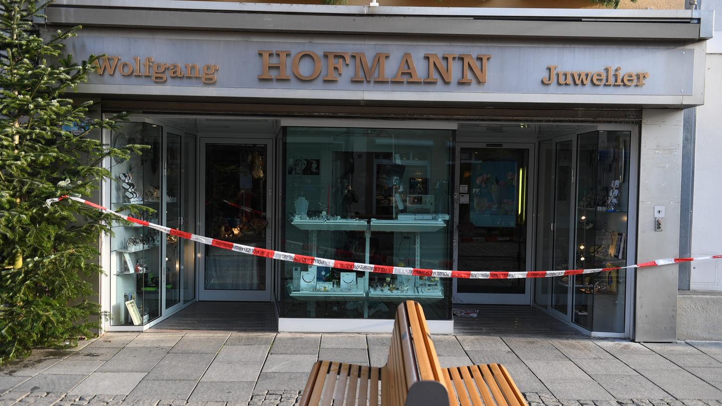 Das Juweliergeschäft Hofmann in Forchheim nach dem Einbruch: Donnerstagmorgen hat die Polizei Spuren gesichert.