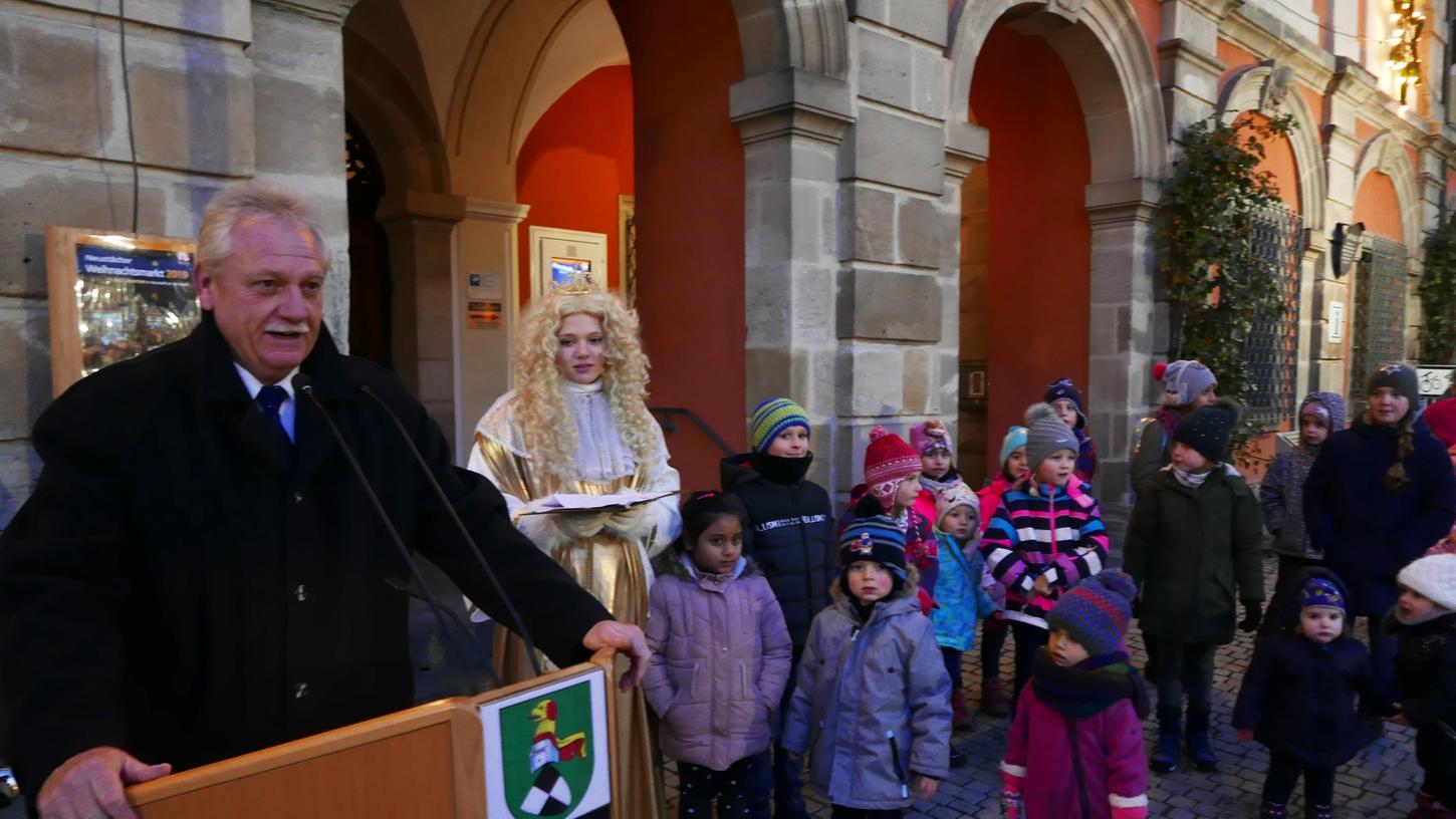 Mit Christkind Tessa Wägner eröffnete Bürgermeister Klaus Meier den zauberhaften Neustädter Weihnachtmarkt, worauf vor allem die Kinder schon ungeduldig warteten.