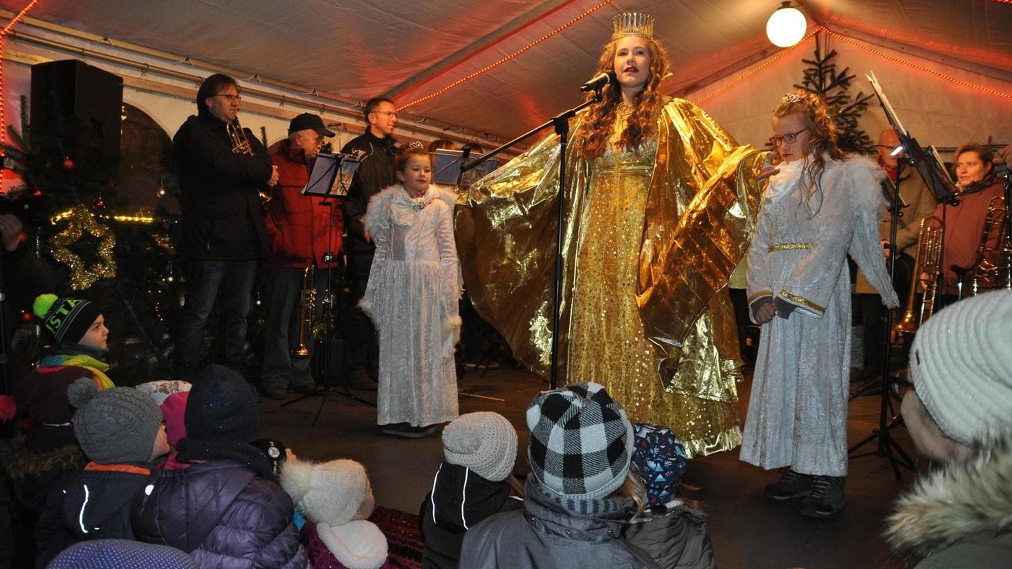 Antonia Hubert, das neue Christkind von Höchstadt, zeigte weihnachtliche Pracht bei seinem Auftritt.