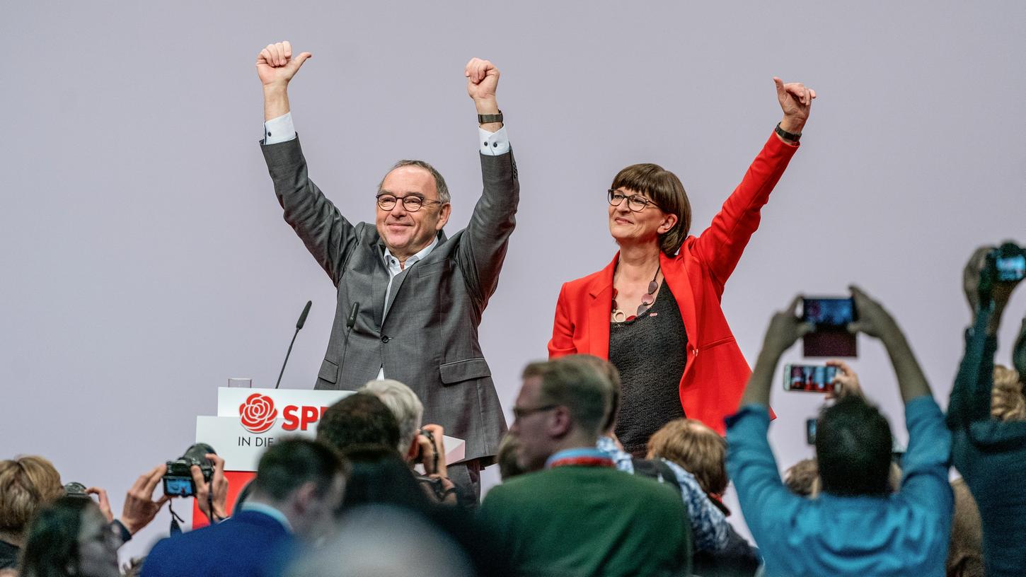 Saskia Esken und Norbert Walter-Borjans winken als neugewählte SPD Bundesvorsitzende beim SPD-Bundesparteitag.