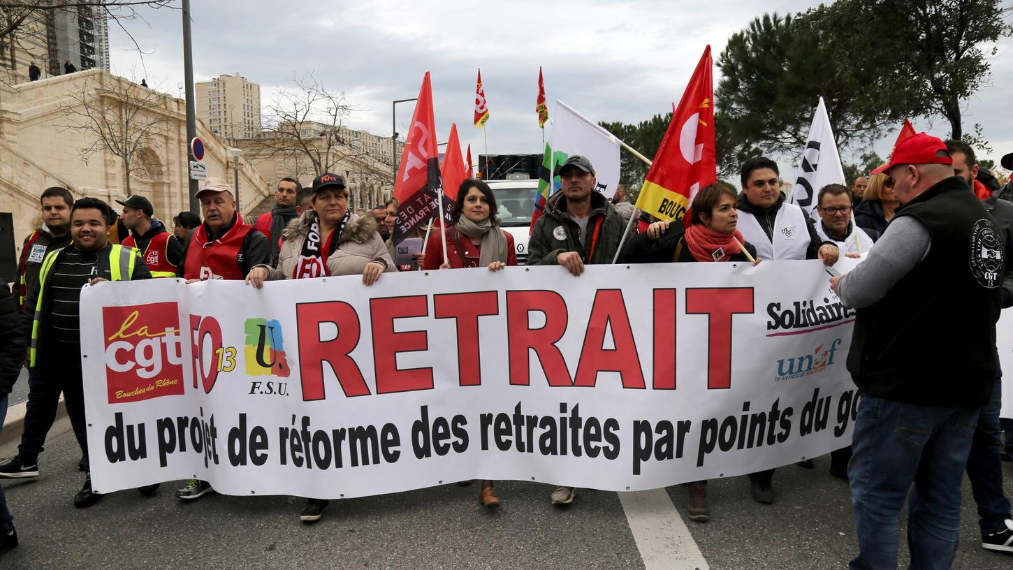 Am Donnerstag waren in ganz Frankreich bei einem der größten Proteste seit Jahren Hunderttausende Menschen auf die Straße gegangen, um gegen die Rentenpläne von Präsident Emmanuel Macron und der Regierung zu demonstrieren.