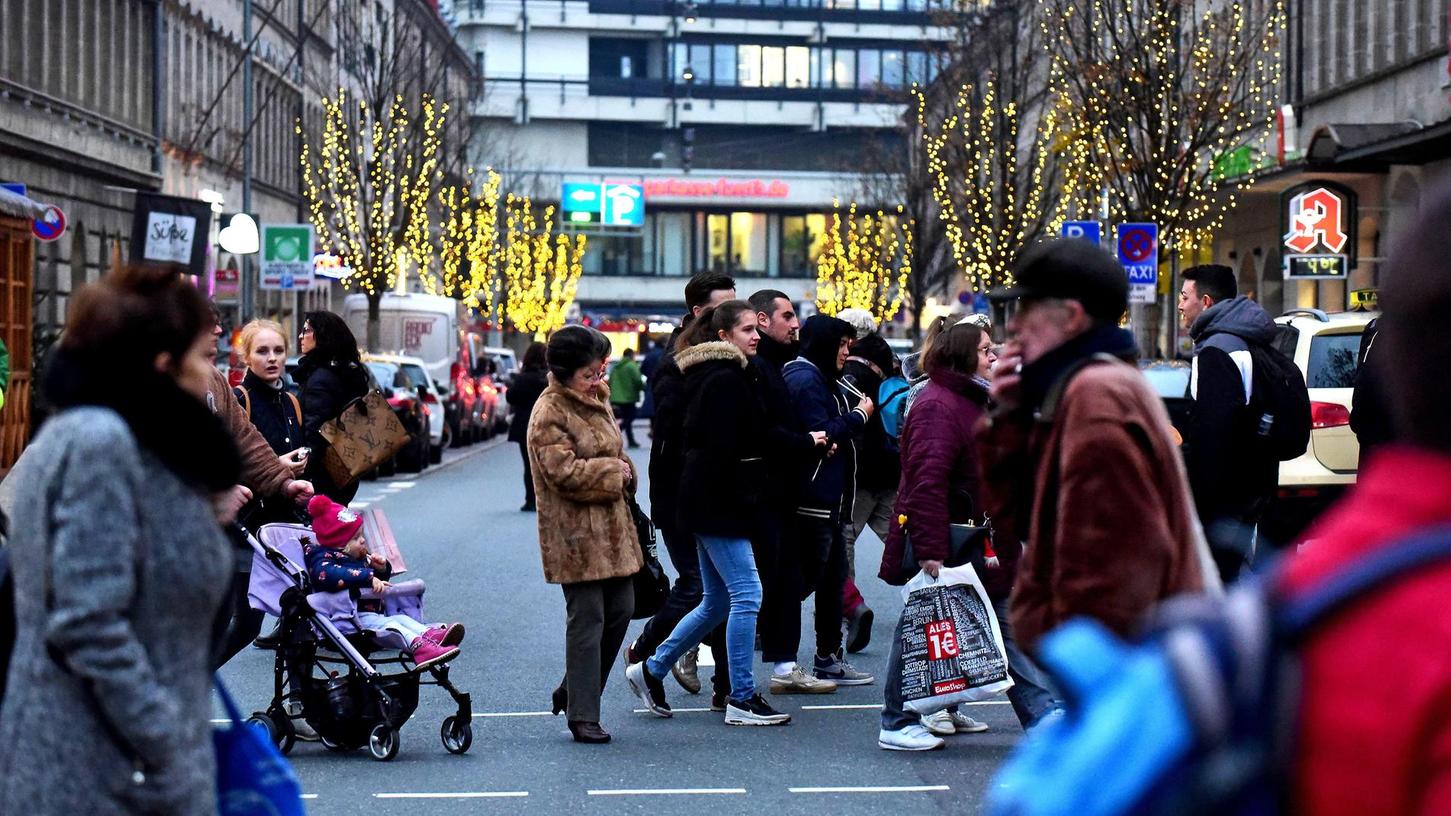 „Präventiv und vernünftig“: Auf ihren Wegen zwischen Weihnachtsmarkt und Fußgängerzone überqueren zurzeit besonders viele Passanten die Friedrichstraße. Tempo-30-Schilder bremsen Autofahrer nun bereits ab der Moststraße aus.