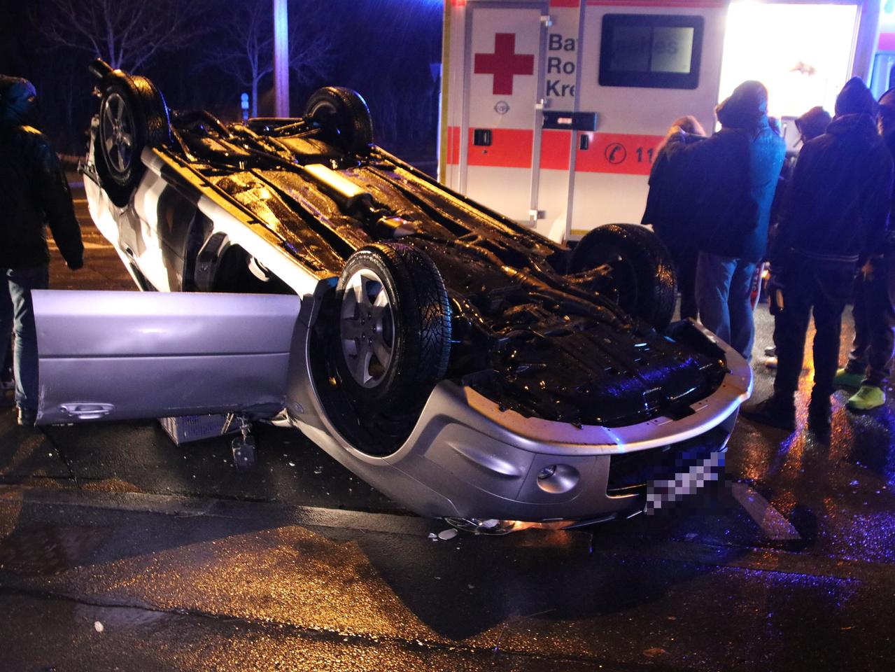 Kollision in Fürth: Auto landet auf dem Dach Kollision in Fürth: Auto landet auf dem Dach