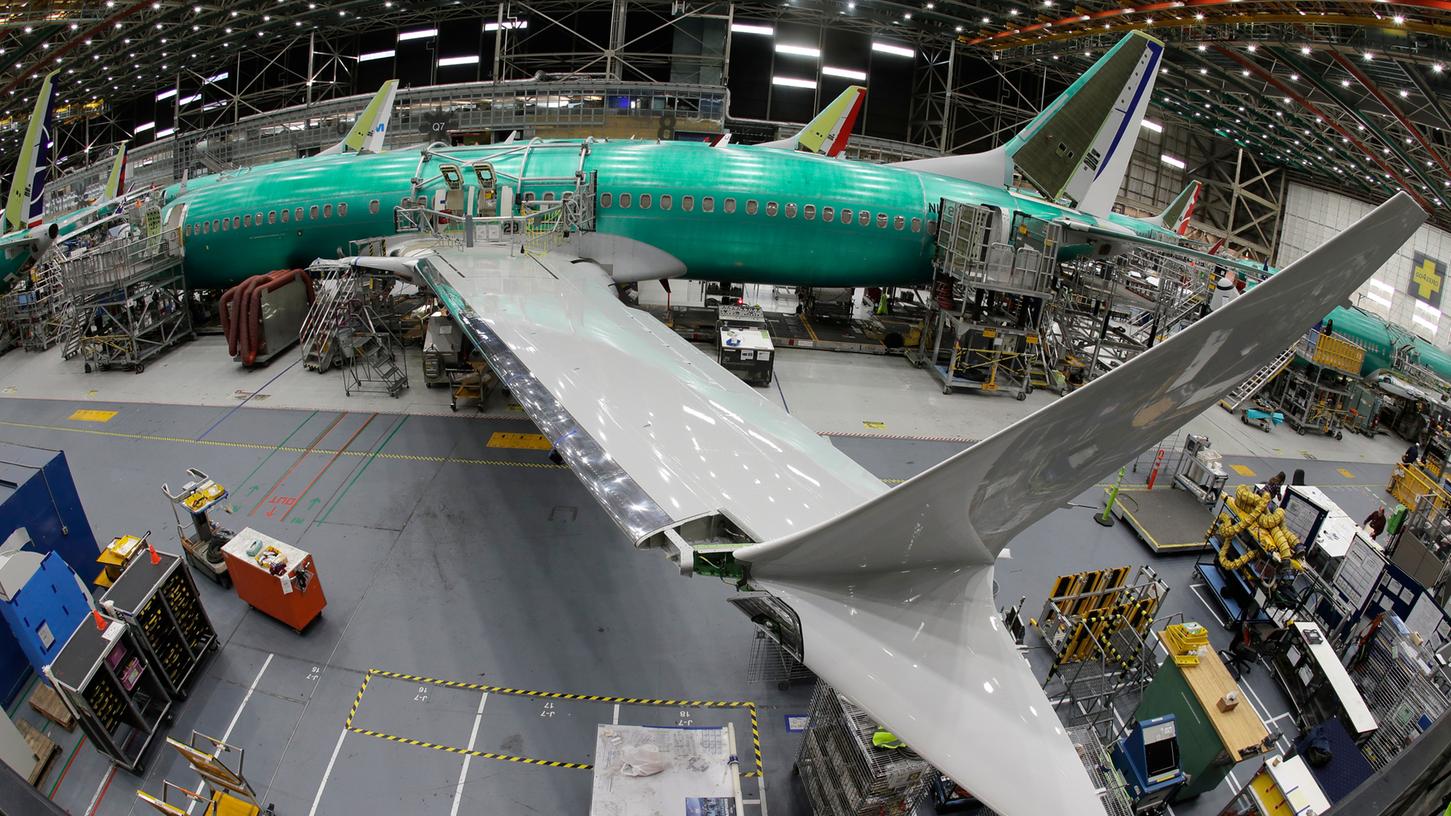 Ein Vorwurf gegen Boeing lautet auch, Flugzeuge trotz Kenntnis von fehlerhaften Teilen zur finalen Zertifizierung der Lufttauglichkeit angemeldet zu haben.