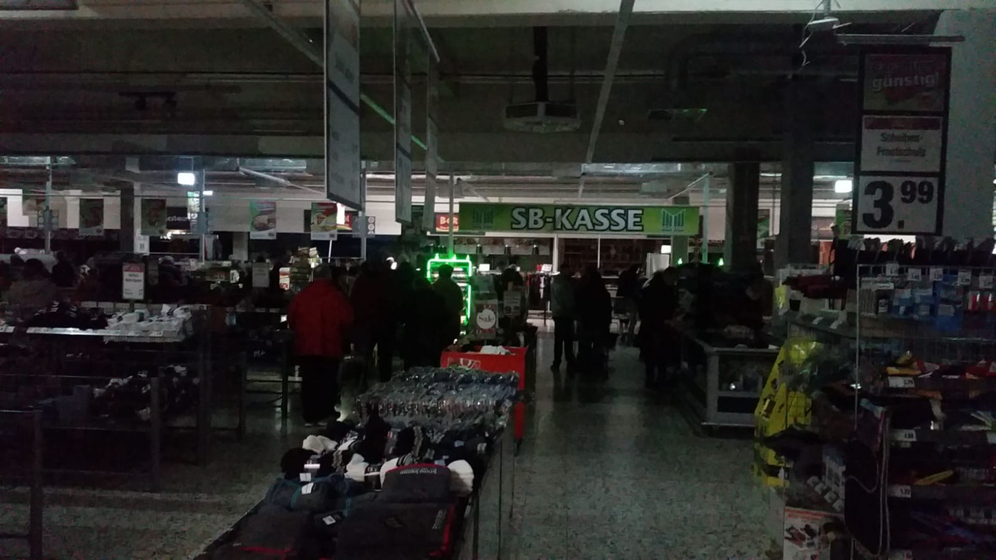 Plötzlich waren die Lichter aus: Ein Stromausfall sorgte im Marktkauf an der Laufamholzstraße am Samstag für Finsternis.