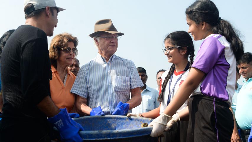 Mit Umweltaktivisten hat sich das schwedische Königspaar Carl Gustav und Silvia in Indien getroffen. Beide zogen sich blaue Handschuhe an und halfen, den Strand bei Mumbai zu säubern.