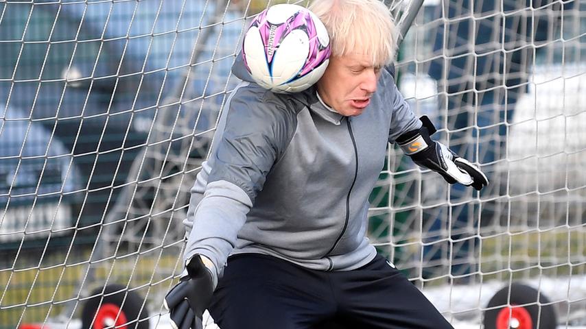 Was tut man nicht alles im Wahlkampf: Boris Johnson, Premierminister in Großbritannien, steht im Tor vor einem Frauen-Fußballspiel während einer Wahlkampftour und versucht, einen Ball zu fangen.