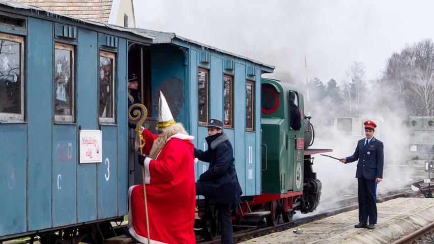 Auch das war die Woche: Ein Nikolaus besteigt eine Dampfbahn in der Slowakei, um rechtzeitig bei den Kindern zu sein.