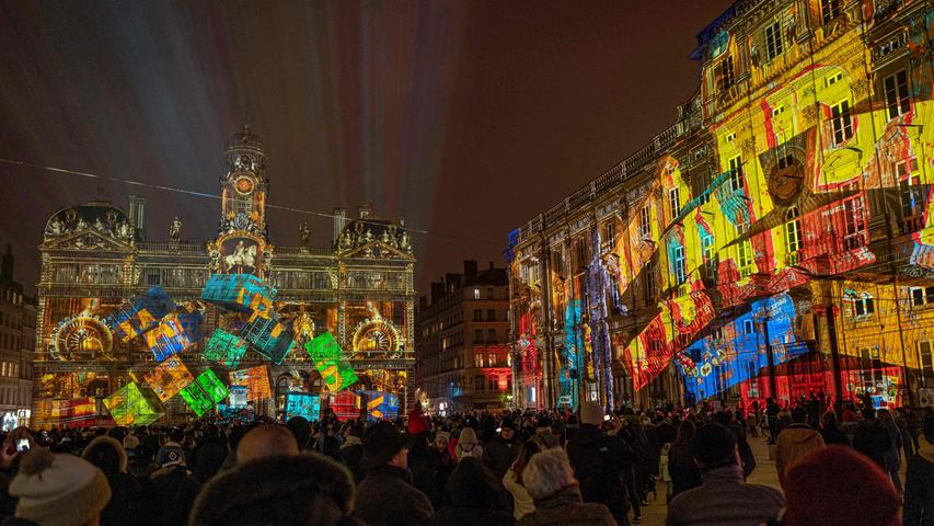 In Frankreichs drittgrößter Stadt Lyon strömen jährlich rund vier Millionen Besucher. In der Vorweihnachtszeit bewundern sie das Lichterfest, das drei Tage dauert, und Gebäude und Plätze der Stadt zu Licht-Installationen inszeniert.