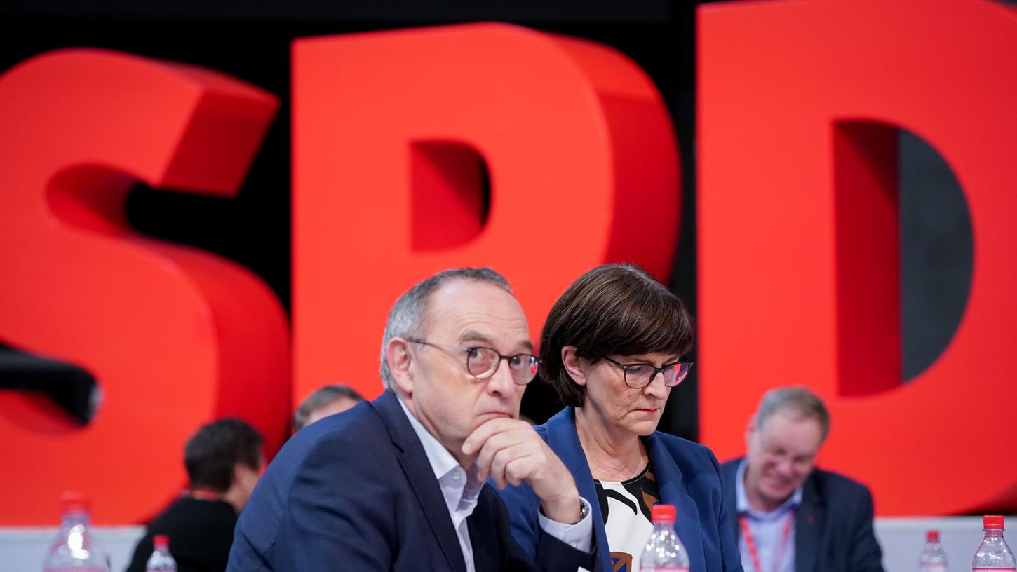 Norbert Walter-Borjans (l), Bundesvorsitzender der SPD, und Saskia Esken, Bundesvorsitzende der SPD.