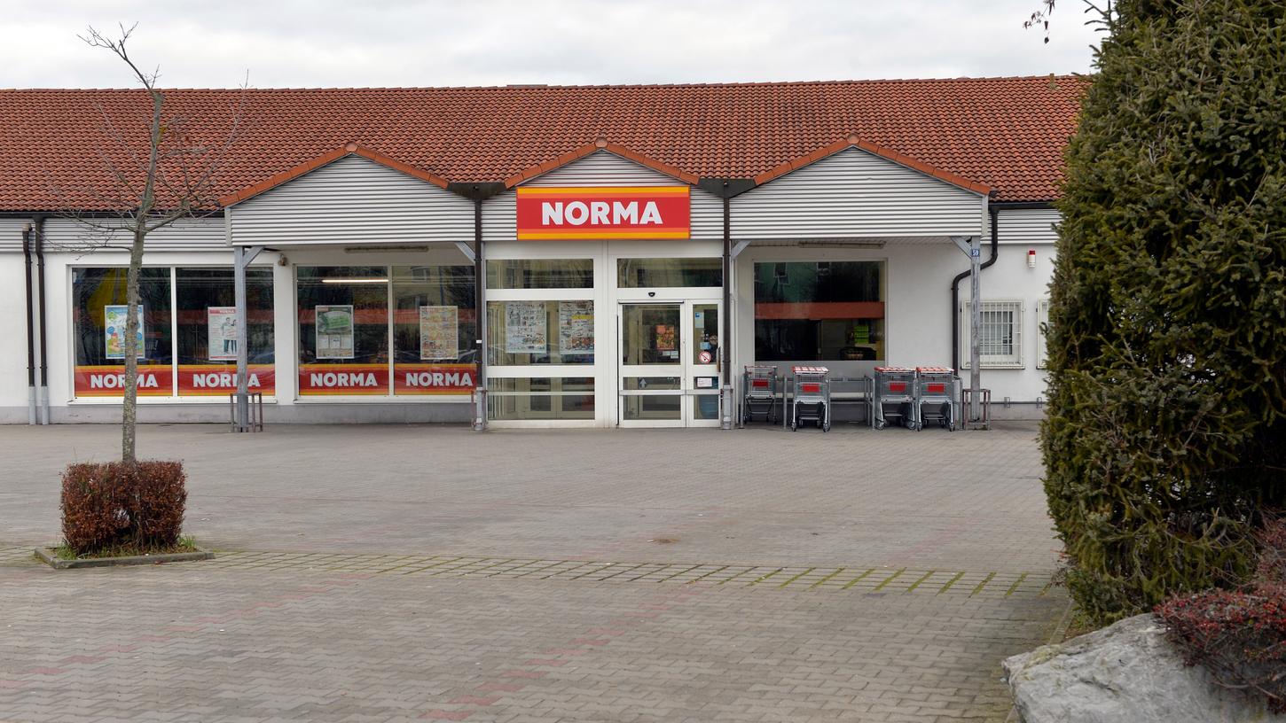 Kurz vor Geschäftsschluss hat ein Unbekannter am Samstag die Norma-Filiale in der Felix-Klein-Straße in Erlangen überfallen.