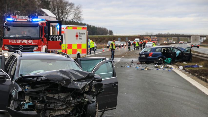 Nach Unfall auf A3: Beifahrer wird von Auto erfasst und stirbt