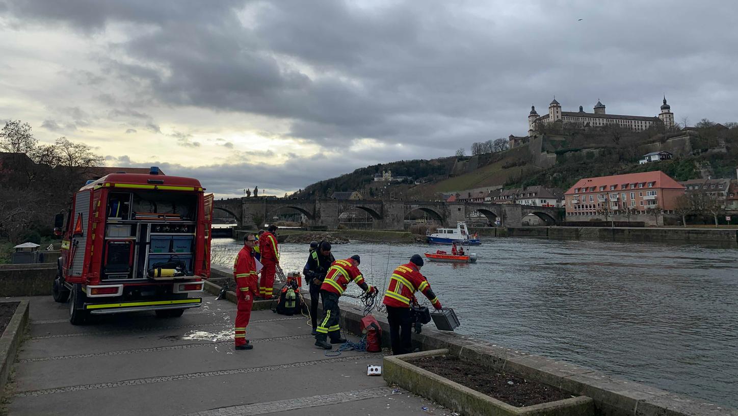 Mehrere Taucher suchten am Sonntagvormittag den Main nach dem 30-jährigen Vermissten ab.