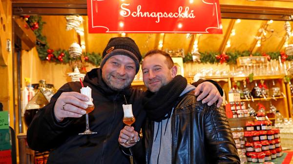 Montag bis Freitag hat die Waldweihnacht von 10 bis 21 Uhr geöffnet, Sonntag geht es von 11 Uhr an los, Samstag darf bis 22 Uhr gefeiert werden. Schluss ist am 24. Dezember um 14 Uhr.