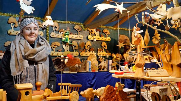 Die Händler auf dem Markt bieten Weihnachtsschmuck und Selbstgemachtes an.