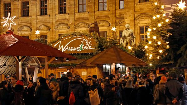 Neben allerlei Weihnachtsschmuck, Selbstgemachtem, Essen und Trinken gibt es zum Beispiel den "Stand für’s Ehrenamt". Hier präsentieren sich ehrenamtliche Organisationen