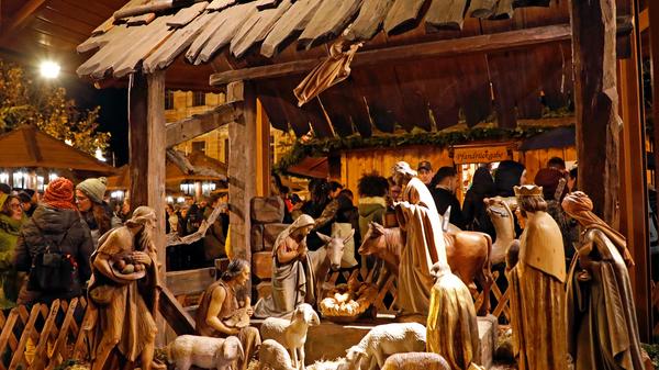 Auf der Waldweihnacht gibt es eine Krippe aus Holz. Außerdem findet man eine Kerzen-Werkstatt und eine Kinder-Backstube.