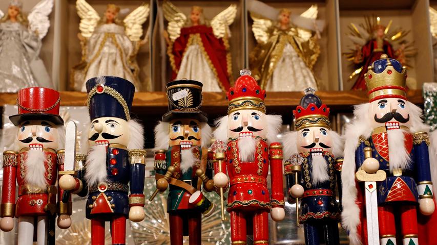 Typische Weihnachts-Artikel gibt es auch, hier die Parade der Nussknacker.