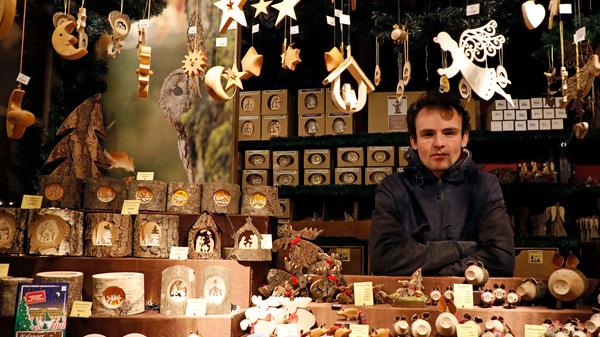 Wer noch etwas für die heimische Weihnachtsdeko sucht, kann auf dem Schlossplatz vorbeischauen und wird wohl nicht nur einmal schwach werden.