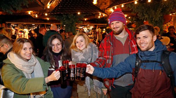 Viele Erlanger treffen sich nach der Arbeit auf einen Glühwein am Schlossplatz. Passt man nicht auf, können es auch ein paar mehr werden.