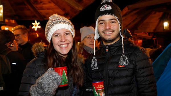 Auf der Bühne in der Mitte des Markts treten Bands und Künstler auf, am Mittwoch von 10.30 Uhr an liest eine fränkische Erzählerin Märchen und Weihnachtsgeschichten für Kinder. So oder so: Bei einem Besuch sollte ein leckerer Punsch drin sein.