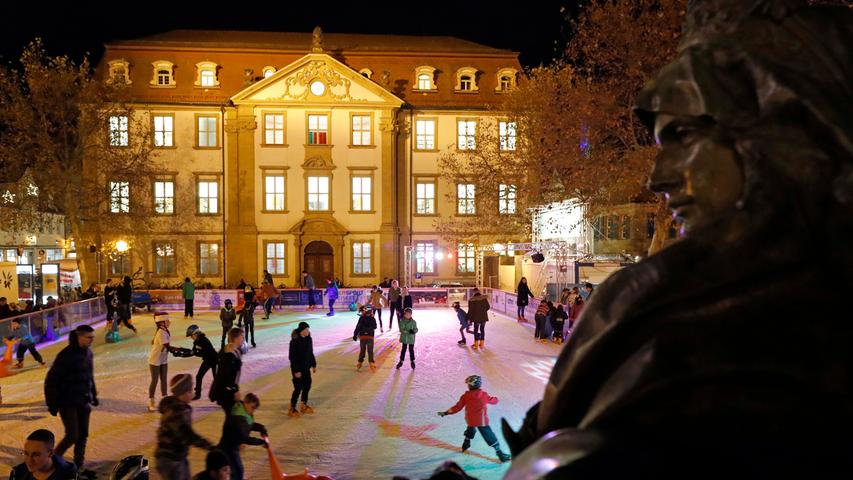 Direkt gegenüber der Waldweihnacht wartet zudem das nächste Highlight: die Eislauffläche. Bei "Erlangen on Ice" kann man mitten auf dem Marktplatz auf einer Fläche von 425 Quadratmetern Schlittschuhlaufen.
