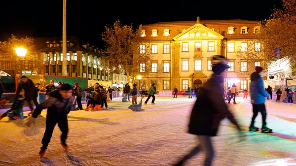 Kinder bis sechs Jahren haben freien Eintritt. Noch bis 6. Januar gibt es montags Eisstockschießen und die restlichen Wochentage Eislaufen. Ob zum Spaß mit den Kindern oder romantisch beim Date.