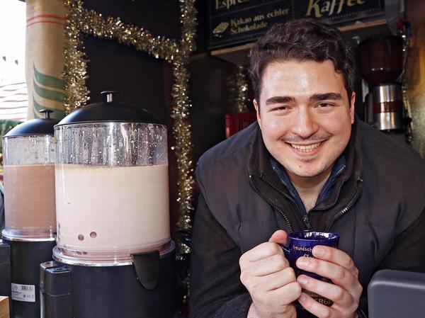 Etwas Warmes braucht der Mensch: Dominik Jukic ist das erste Mal mit seinem Stand auf dem Christkindlesmarkt und schenkt heiße Schokolade aus.