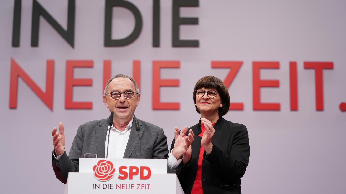 Norbert Walter-Borjans und Saskia Esken, die beiden Bundesvorsitzenden der SPD, sprechen beim SPD-Bundesparteitag die Schlussworte. Am dritten und letzten Tag des Parteitags stehen weitere Antragsberatungen auf dem Programm.