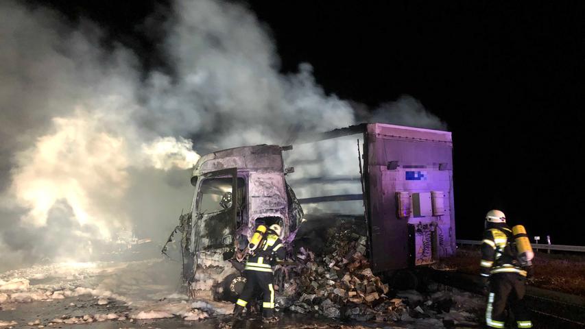 Vollsperrung und Staus: Sattelzug steht auf A3 in Flammen