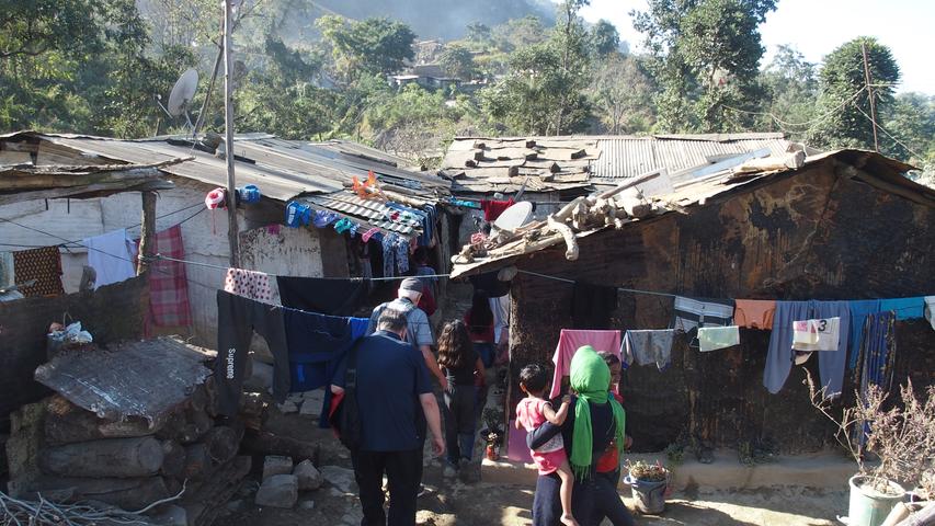 Die Familien leben in armseligen Behausungen oder Hütten, aus Bambus und/oder Wellblech, die keinen Schutz vor Kälte und Wetter bieten.