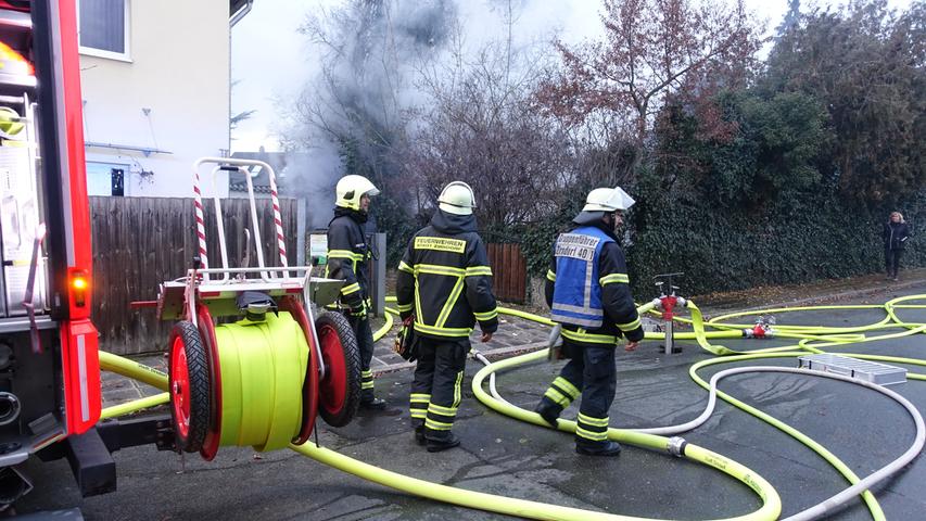 Rauch über Zirndorf: Nachbarn bemerken brennende Gartenhütte
