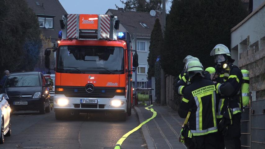 Rauch über Zirndorf: Nachbarn bemerken brennende Gartenhütte
