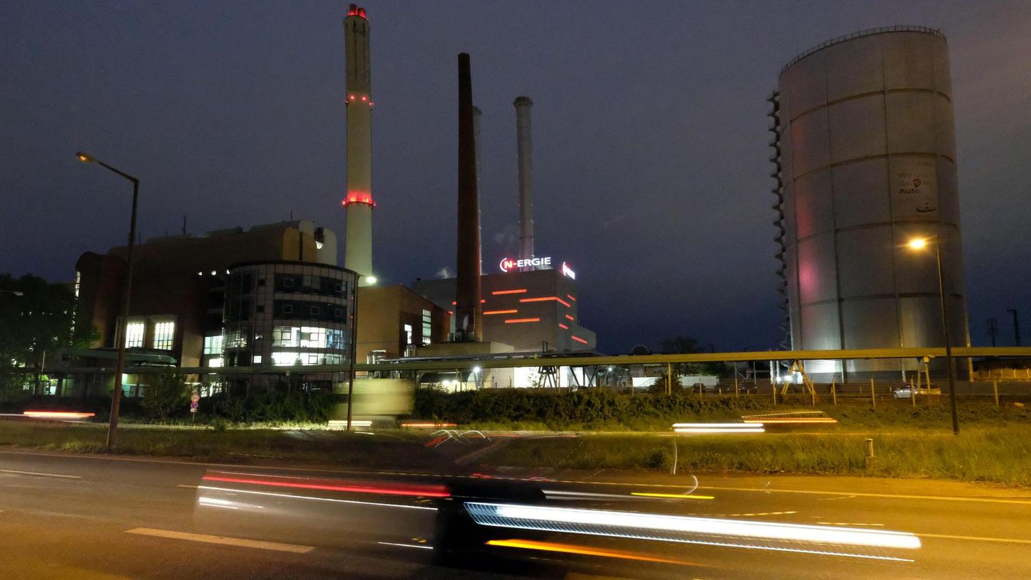 Original: Das Heizkraftwerk in Nürnberg-Sandreuth: Zur Fernwärmeerzeugung werden hier auch die Abwärme aus der Müllverbrennung sowie eine Holzhackschnitzel-Anlage genutzt. 