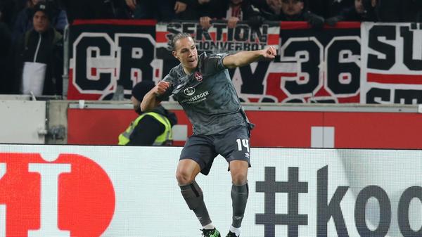 Anfang Dezember 2019 ging die Begegnung als Krisenduell in Bad Cannstatt über die Bühne. Der aufstiegswillige VfB befand sich nach fünf Niederlagen aus den letzten sieben Partien in einem veritablen Formtief. Der FCN - an der Seitenlinie stand seit kurzer Zeit der gebürtige Stuttgarter und frühere Brustringträger Jens Keller - wartete seit sieben Spielen auf einen Sieg. Doch es ging gut los für Nürnbergs Lieblingsverein im Talkessel. Nach zehn Minuten und Michael Freys fulminantem Schuss schien es so, als ob etwas möglich ist für den Club und den nach dem ersten Treffer der Keller-Amtszeit vehement jubelnden Schweizer in Cannstatt.