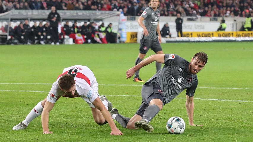Wurde vom VfB bei der Spieleröffnung durch geschicktes Anlaufen des Öfteren in Verlegenheit gebracht. Hielt sich dafür bei den meisten Zweikämpfen schadlos.