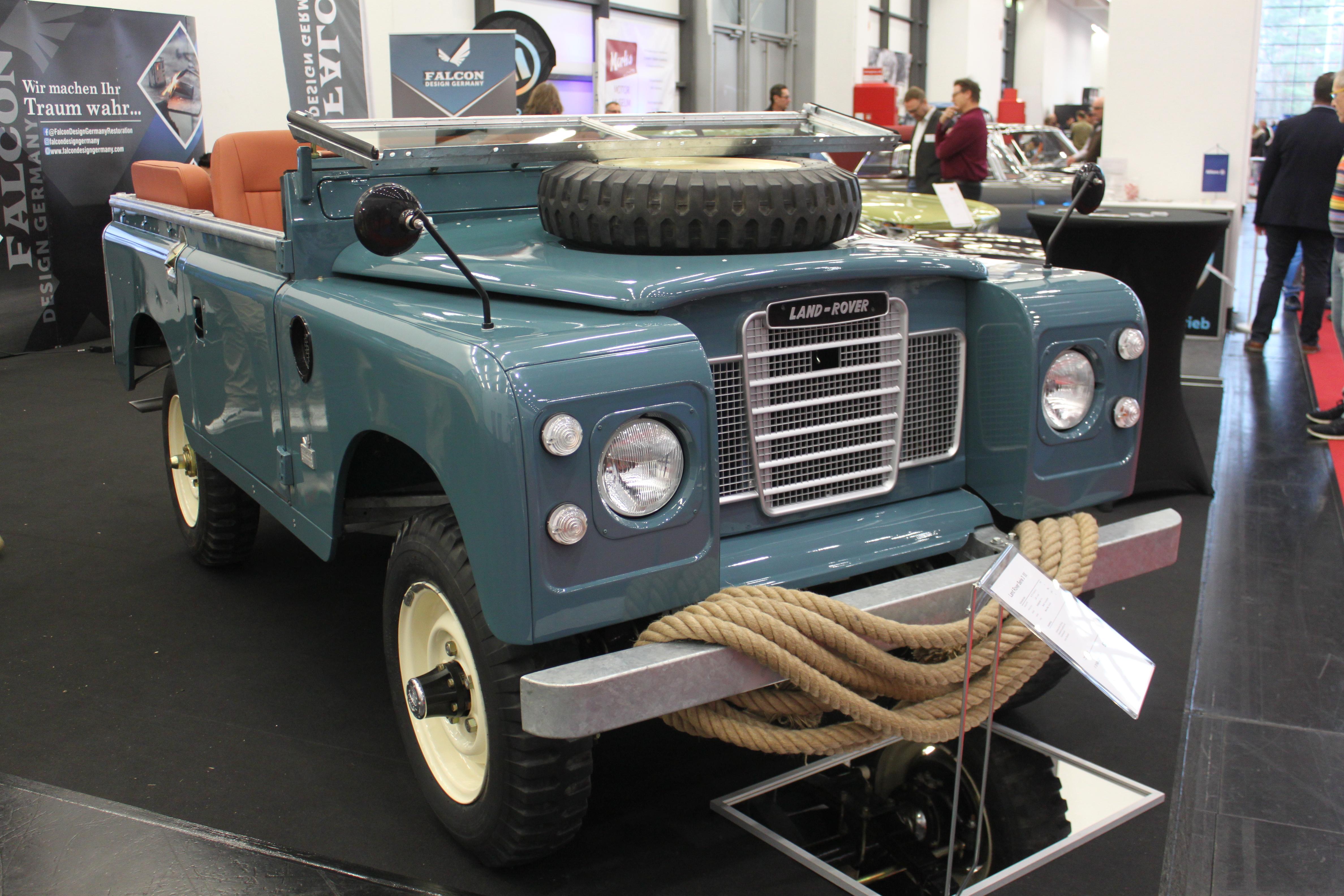 Seine Produktion lief von 1948 bis 2015 und damit beinahe 70 Jahre. Er gilt als nahezu unkaputtbar. Für seine Fans rund um die ganze Welt ist er der einzige wahre Geländewagen: Der Land Rover Defender. Und im Gegensatz zu den meisten anderen Auto-Ikonen stören ein paar Schlammspritzer auf der Karosserie beim Defender nicht wirklich jemanden.