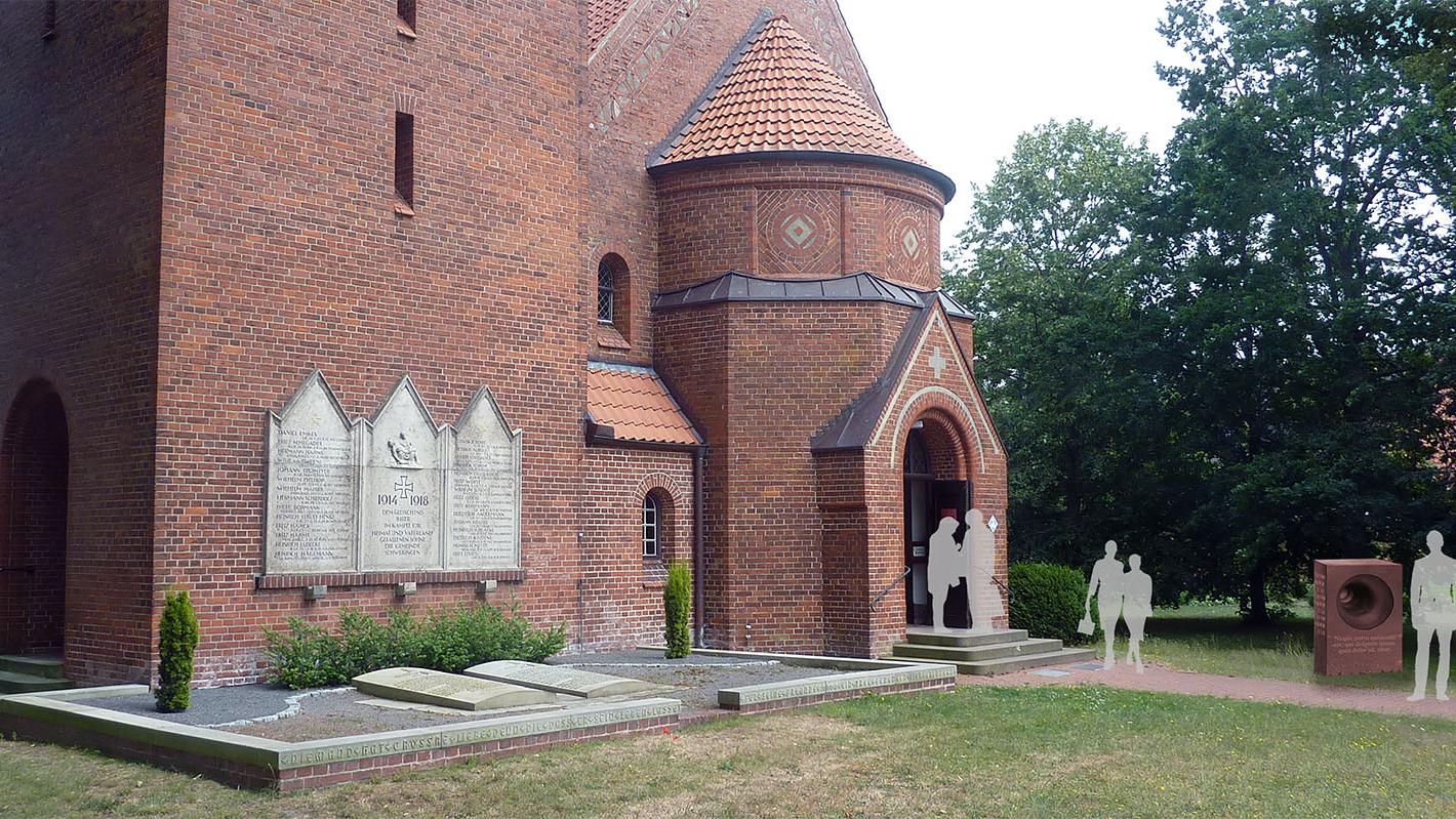 Ein Kubus im Außenbereich der Kirche soll auf die Geschichte der  Schweringer "Hakenkreuz-Glocke" verweisen.