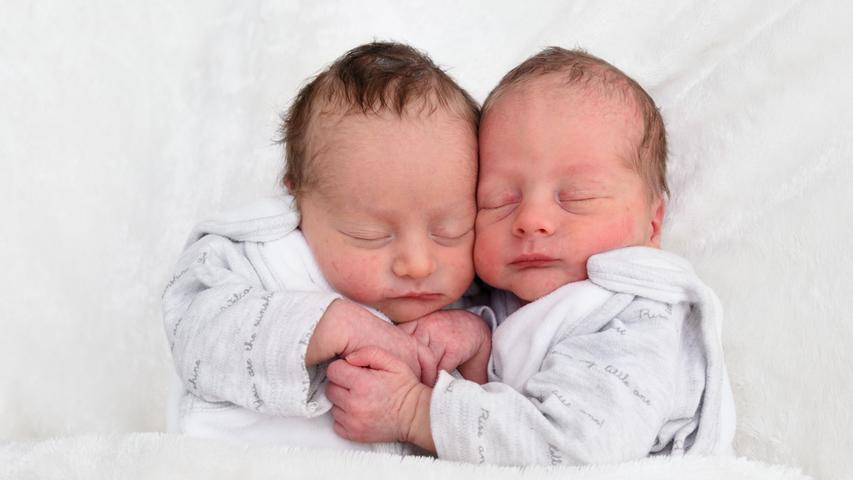 Julia und Jakob sind am 6. Dezember in der Klinik Hallerwiese zur Welt gekommen. Julia mit 2440 Gramm und Jakob mit 2390 Gramm. Julia ist mit 49 Zentimetern einen Zentimeter größer als Jakob.