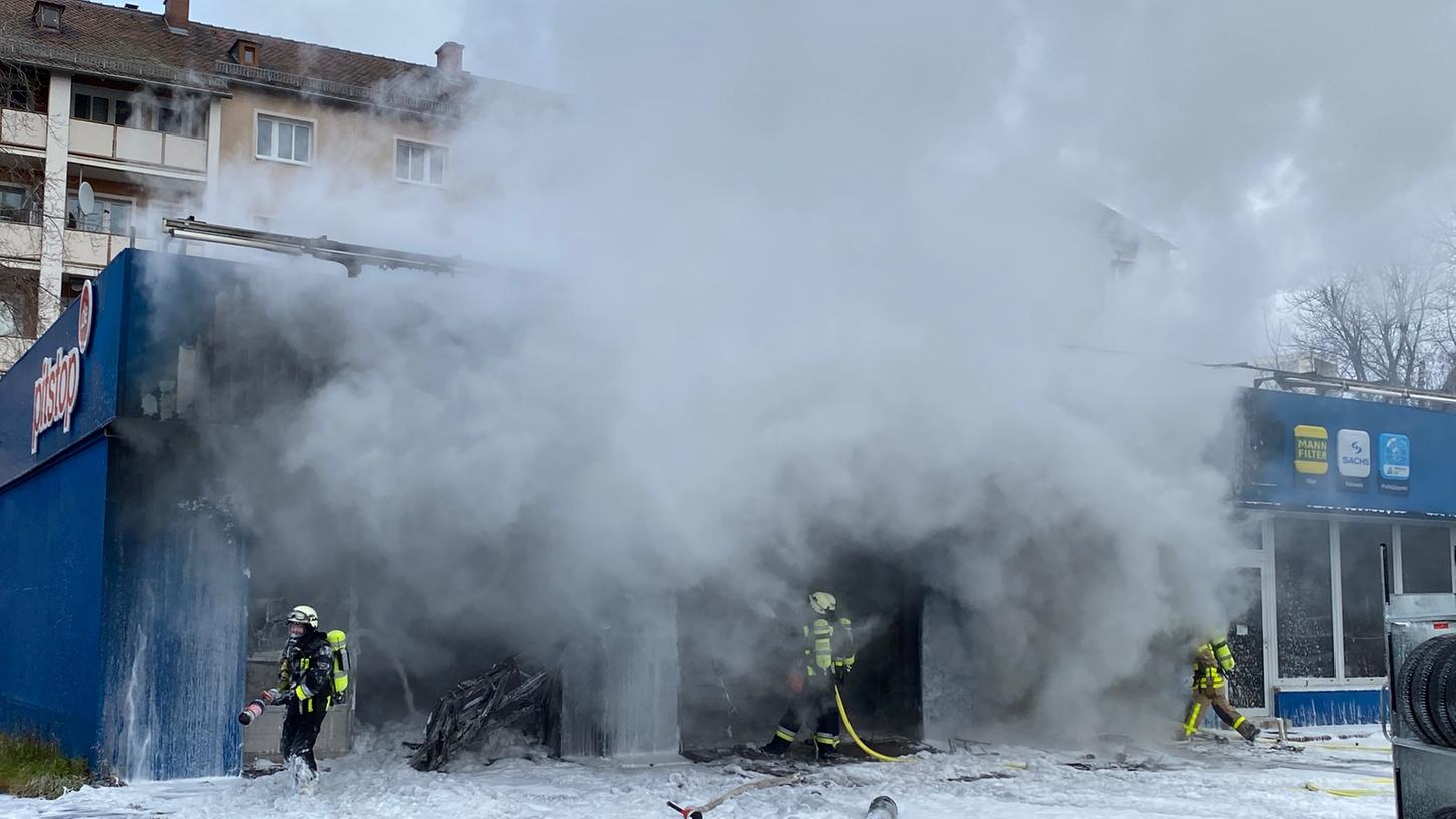 Die Feuerwehr Nürnberg ging am Dienstagvormittag im Großaufgebot gegen die Flammen in der Werkstatt vor.