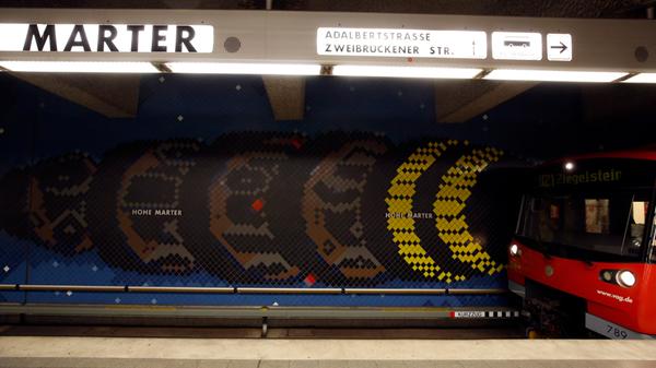 Namensgebend für die Haltestelle Hohe Marter ist eine Marterlsäule an der Schweinauer Hauptstraße. Einst stellte sie die Geleitsgrenze zwischen der Reichsstadt Nürnberg und dem Markgrafentum Ansbach dar. Heutzutage steigen dort viele Passagieren um - nämlich 8800 pro Werktag.