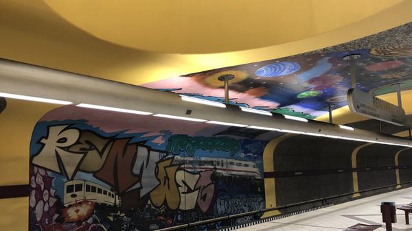 Der Bahnhof Rennweg liegt im gleichnamigen Nürnberger Stadtteil und erstreckt sich in Nord-Süd Richtung unterirdisch unter dem Rennweg zwischen Martin-Richter- und Ludwig-Feuerbach-Straße. Hier wurden 7800 Ein- und Aussteiger gemessen.