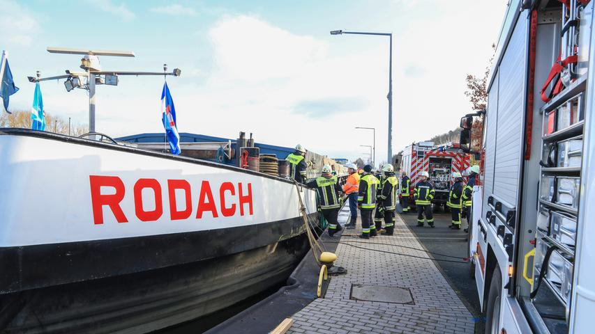 Bilder: Schiff kollidiert bei Bamberg mit Schleuse und läuft voll