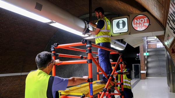 Nach der Eröffnung der U2 verlief der erste Streckenabschnitt, der befahren wurde, zwischen Plärrer und Schweinau. Inzwischen steigen 8400 Fahrgäste bei Schweinau ein und aus.