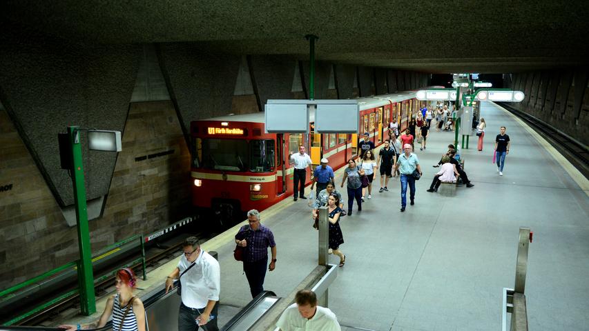 Die Bahnsteigwände an der Station Fürth Hauptbahnhof sind mit Cadolzburger Sandstein verkleidet. Über zehn Jahre war der U-Bahnhof die Endstation der Linie U1. 2019 nutzten 35.300 Passagiere werktags die Station zum Ein- und Aussteigen.