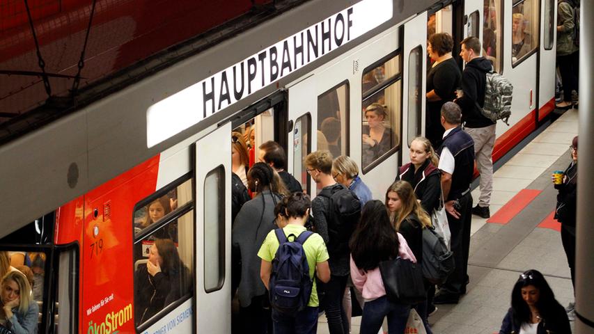 Wenig überraschend und mit deutlichem Abstand auf Platz eins landet der Hauptbahnhof Nürnberg. 137.300 Ein- und Aussteiger wurden 2019 pro Werktag dort gezählt.
