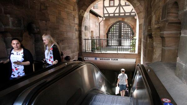 Die 20.000-Marke knackt der U-Bahnhof Weißer Turm und landet auf Platz neun mit 20.100 ein- und aussteigenden Fahrgästen pro Werktag 2019. Der U-Bahnhof ist nach dem Torturm der vorletzten Nürnberger Stadtbefestigung benannt, unter dem er liegt.