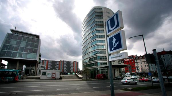 Die roten Farbbänder an der Station Nordostbahnhof sollen Stillstand, Beschleunigung und Bremsen der U-Bahnzüge symbolisieren. Bei Stillstand stiegen 19.100 Fahrgäste pro Werktag ein und aus. Damit belegt der Nordostbahnhof Platz zehn der U-Bahnhöfe mit den meisten ein- und aussteigenden Personen pro Werktag 2019.