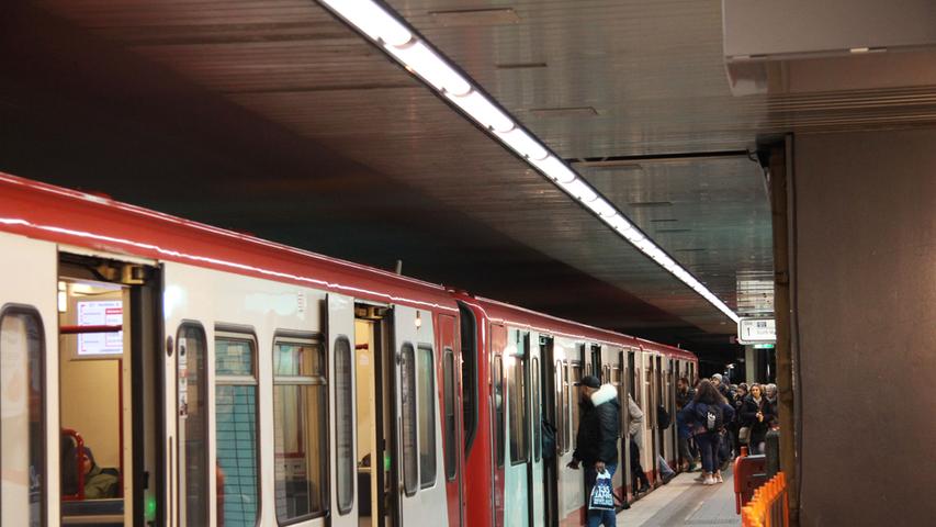 Der U-Bahnhof Langwasser Mitte war der dritte U-Bahnhof, der in der Nürnberger U-Bahn am 1. März 1972 eröffnet wurde. 18.500 Passagiere werden dort pro Werktag gezählt.